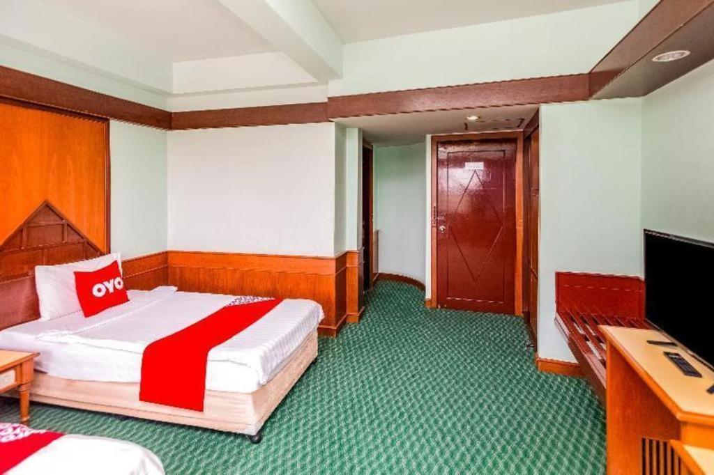 Oyo 441 Grand Thara Hotel Surat Thani Exterior foto