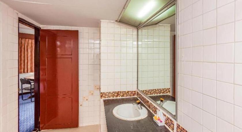 Oyo 441 Grand Thara Hotel Surat Thani Exterior foto