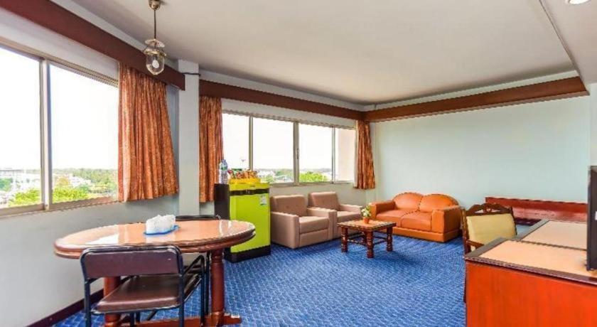 Oyo 441 Grand Thara Hotel Surat Thani Exterior foto